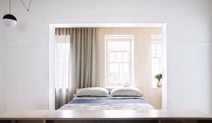 Ưu điểm lớn nhất của căn hộ này là có tới 3 chiếc cửa sổ nên ánh sáng luôn tràn ngập trong mọi ngóc ngách của căn hộ. Giường ngủ được đặt quay đầu về hướng cửa sổ để chủ nhân có thể vừa nằm vừa nhìn ngắm cảnh vật bên ngoài.