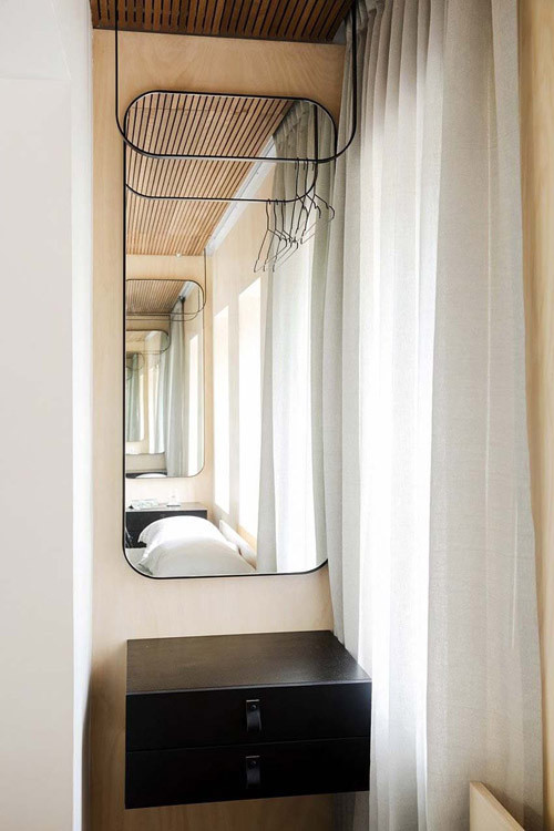 Bàn trang điểm thiết kế giản dị kê ngay sát cạnh cửa sổ.