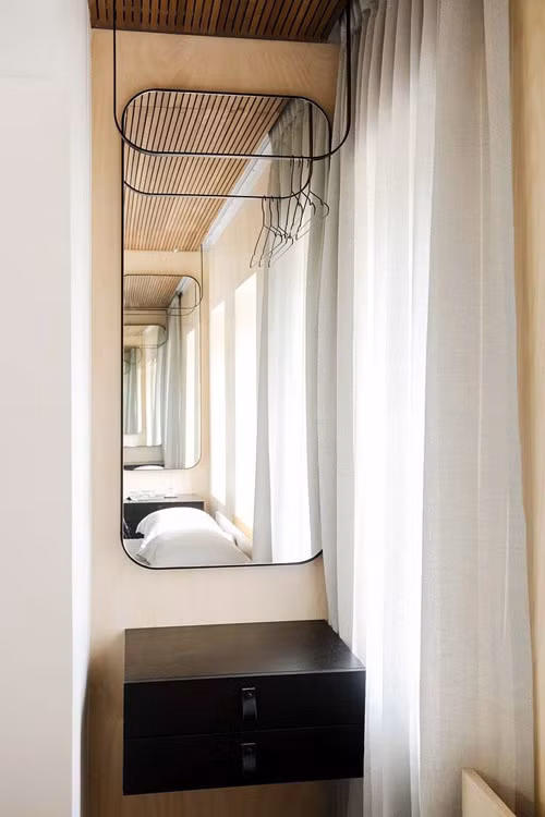 Bàn trang điểm thiết kế giản dị kê ngay sát cạnh cửa sổ.