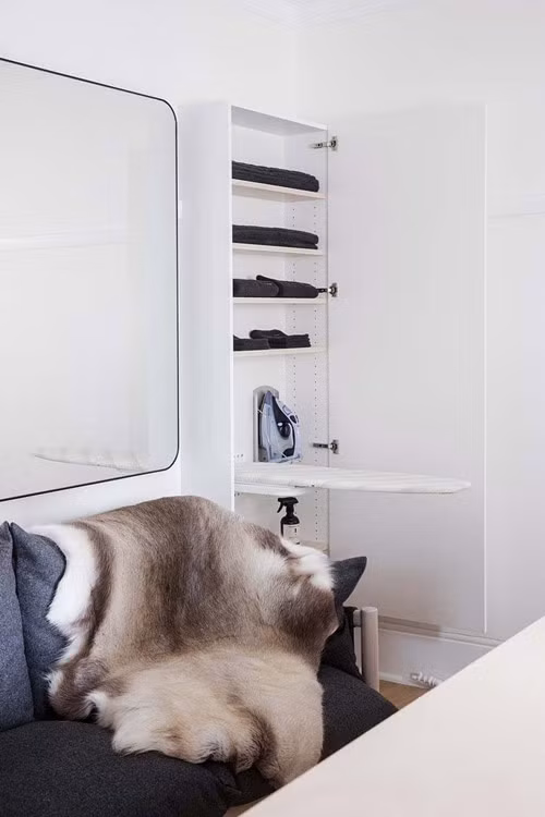 Ngoài ra trong căn nhà còn sử dụng nhiều tấm gương lớn để không gian có chiều sâu và tạo cảm giác rộng rãi hơn.