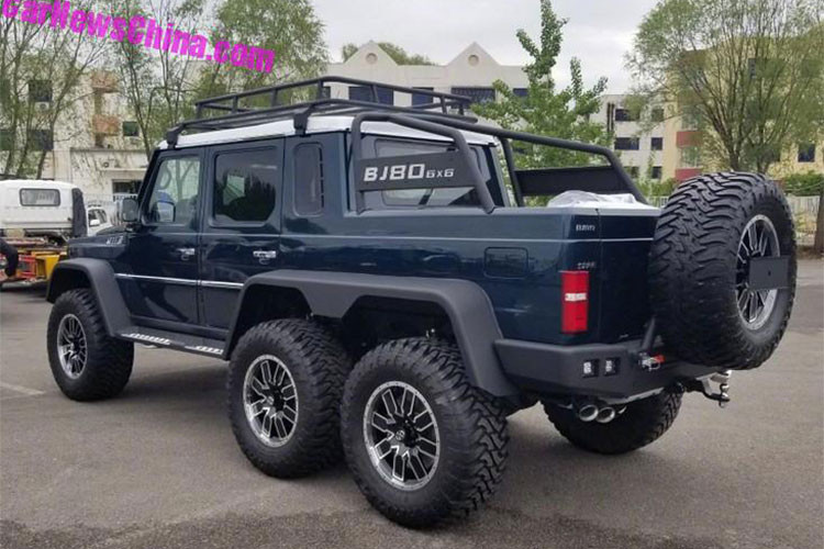 Trên mặt táp-lô trong xe xuất hiện logo PHEV, ám chỉ hệ dẫn động plug-in hybrid. Dự đoán, Beijing Auto BJ80 6x6 sẽ sở hữu khối động cơ xăng 4 xi-lanh, tăng áp, dung tích 2,3 lít của Saab. Động cơ này tạo ra công suất tối đa 250 mã lực và mô-men xoắn cực đại 350 Nm.