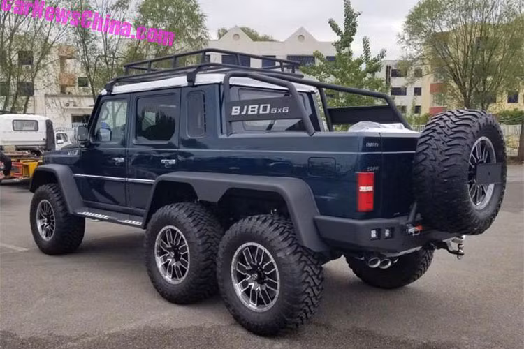 Trên mặt táp-lô trong xe xuất hiện logo PHEV, ám chỉ hệ dẫn động plug-in hybrid. Dự đoán, Beijing Auto BJ80 6x6 sẽ sở hữu khối động cơ xăng 4 xi-lanh, tăng áp, dung tích 2,3 lít của Saab. Động cơ này tạo ra công suất tối đa 250 mã lực và mô-men xoắn cực đại 350 Nm.