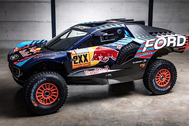 Farley giải thích: "Lý do Ranger Raptor được yêu thích tại Anh là vì nó rất thú vị khi lái, đồng thời hệ thống giảm xóc lại vô cùng êm ái. Nhiều người không hiểu rằng xe đua địa hình có hệ thống giảm xóc rất linh hoạt, mang đến trải nghiệm khác hẳn so với một chiếc Porsche 911 GT2 RS".