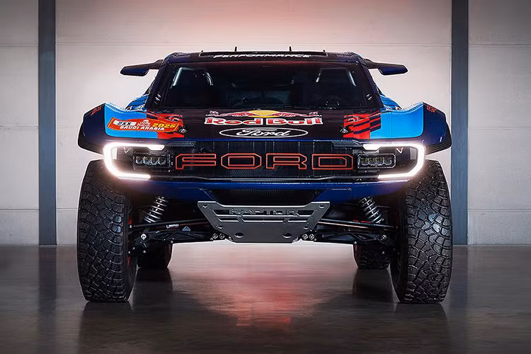 "Chúng tôi đang trong quá trình phát triển, chưa có câu trả lời chi tiết, nhưng câu hỏi đặt ra là: Ford có nên sản xuất một siêu xe off-road không? Không phải một phiên bản nâng cấp, mà là một mẫu xe độc lập?", Farley chia sẻ với Top Gear trong sự kiện ra mắt mùa giải đua xe mới tại Charlotte, Mỹ.