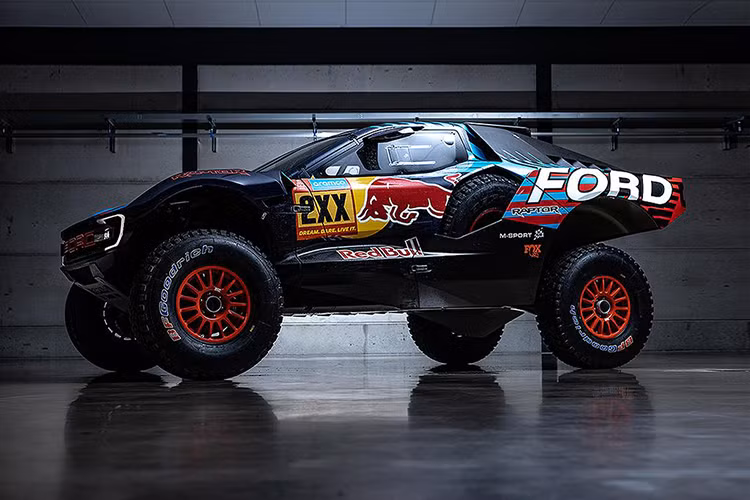 Thay vào đó, CEO Jim Farley muốn biến Ford thành "Porsche của giới off-road" và đang cân nhắc một mẫu siêu xe địa hình hoàn toàn mới mang thương hiệu Raptor. Trong cuộc trò chuyện với Top Gear, Farley tiết lộ đây sẽ không phải phiên bản nâng cấp của các dòng Raptor hiện tại như F-150 hay Ranger mà là một mẫu siêu xe Ford Raptor địa hình mới.
