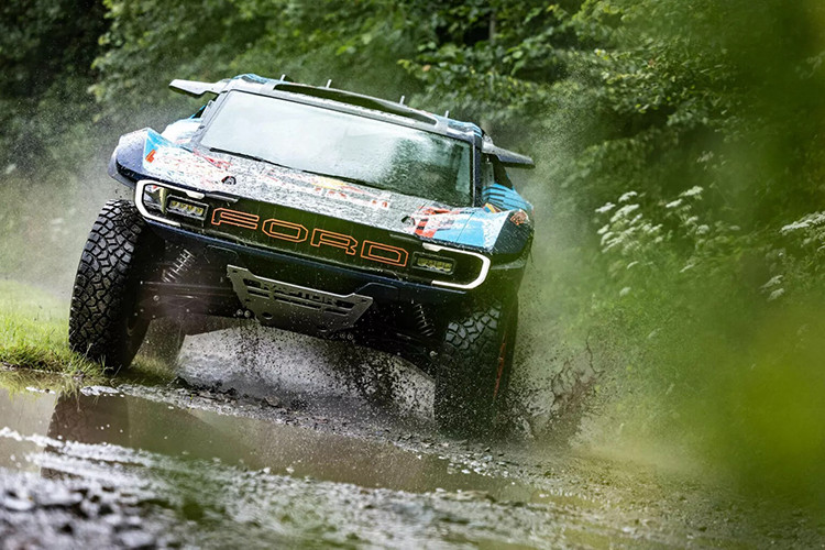 Ford Raptor T1+ địa hình được chế tạo bởi M-Sport (đối tác lâu năm của Ford tại Anh), sử dụng khung thép ống bọc trong lớp vỏ carbon, khoảng sáng gầm lên đến 400 mm và được trang bị động cơ V8 Coyote 5.0L.