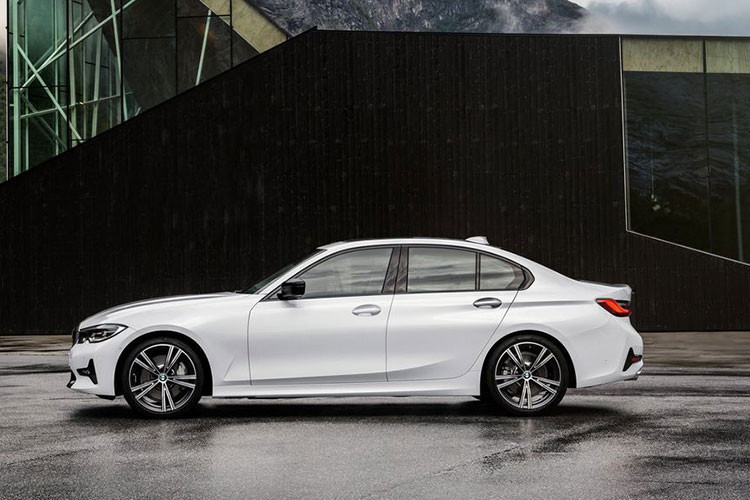 BMW 3 Series là một trong 5 mẫu xe được bán rộng rãi toàn cầu, tính đến nay đã có hơn 15 triệu xe được bán ra kể từ năm 1975. Model mới của 3 Series được phát triển trong vòng 5 năm, và được xem là mẫu xe mang nhiều cải tiến nhất so với các phiên bản trước đây. 