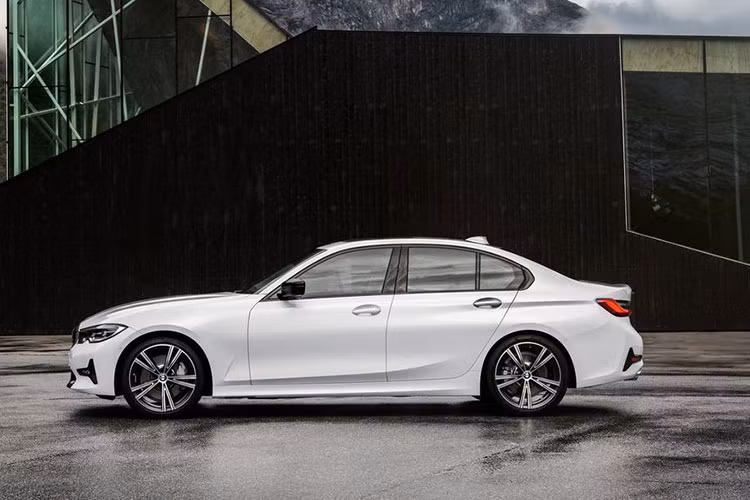 BMW 3 Series là một trong 5 mẫu xe được bán rộng rãi toàn cầu, tính đến nay đã có hơn 15 triệu xe được bán ra kể từ năm 1975. Model mới của 3 Series được phát triển trong vòng 5 năm, và được xem là mẫu xe mang nhiều cải tiến nhất so với các phiên bản trước đây. 