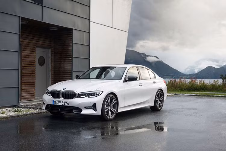 Thiết kế mặt trước của BMW 3 Series 2019 mang nhiều nét mới mẻ và tăng độ hầm hố so với người tiền nhiệm, lưới tản nhiệt hình quả thận đặc trưng và các hốc hút gió cũng lớn hơn tạo nên sự mạnh mẽ. Cụm đèn pha LED thích ứng mang thiết kế độc đáo với công nghệ Laserlight của BMW.