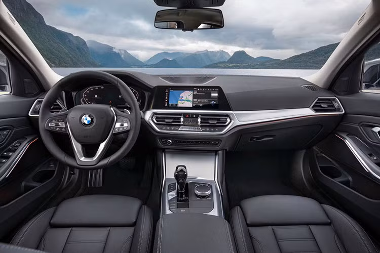 Về trang bị bên trong, xe có hệ thống thông tin giải trí Live Cockpit Professional với hệ điều hành BMW Operating 7.0 của BMW 3 Series trang bị màn hình cảm ứng 10,3 inch kết hợp với màn hình đồng hồ lái 12,3 inch lần đầu tiên xuất hiện trên dòng 3 Series.