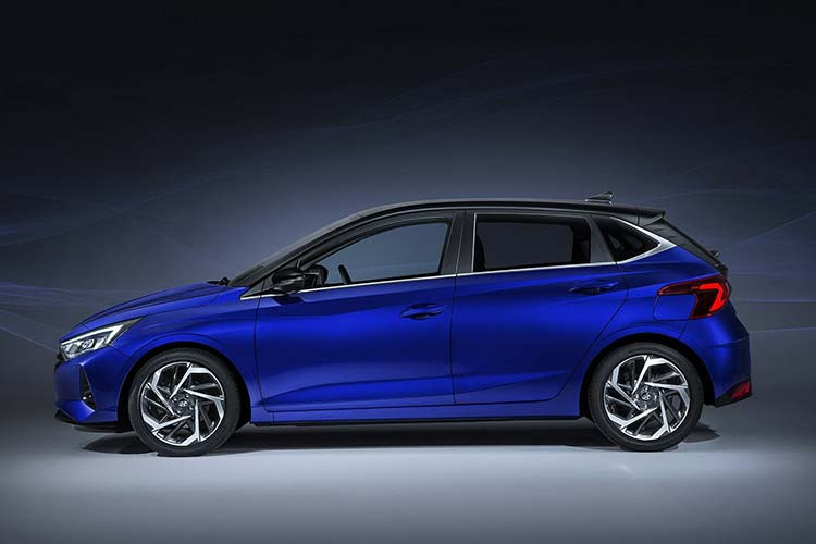 Mẫu Hyundai i20 2020 mới thế hệ thứ 3 sắp ra mắt sẽ là mẫu xe đầu tiên tại châu Âu triển khai ngôn ngữ thiết kế “Sensuous Sportiness” của hãng. Các đèn hậu có hình dáng năng động và kết nối với nhau thông qua một dải chiếu sáng mỏng và có vẻ nối liền mạch với kính hậu.