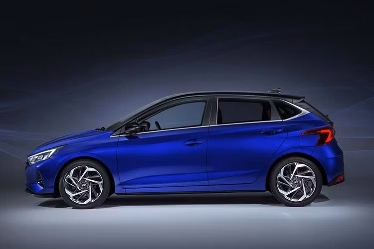 Mẫu Hyundai i20 2020 mới thế hệ thứ 3 sắp ra mắt sẽ là mẫu xe đầu tiên tại châu Âu triển khai ngôn ngữ thiết kế “Sensuous Sportiness” của hãng. Các đèn hậu có hình dáng năng động và kết nối với nhau thông qua một dải chiếu sáng mỏng và có vẻ nối liền mạch với kính hậu.