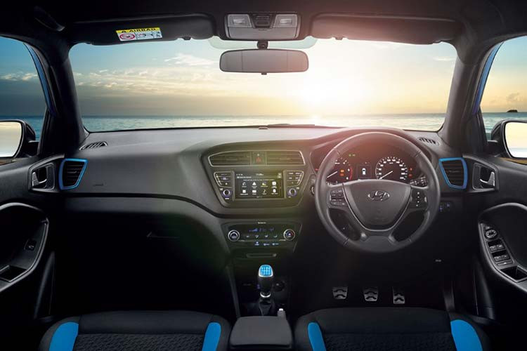 Hyundai chưa tiết lộ hình ảnh nội thất, nhưng cho biết, bảng điều khiển sẽ có hình các lưỡi dao ngang nhằm làm nổi bật chiều dài của badesook và ngụy trang gọn gàng các cửa gió điều hòa.