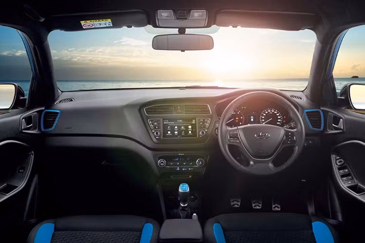 Hyundai chưa tiết lộ hình ảnh nội thất, nhưng cho biết, bảng điều khiển sẽ có hình các lưỡi dao ngang nhằm làm nổi bật chiều dài của badesook và ngụy trang gọn gàng các cửa gió điều hòa.