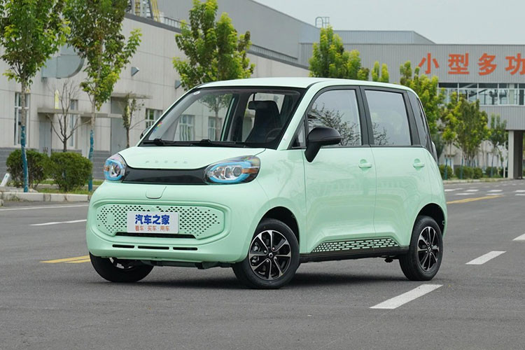 Xe điện đô thị tí hon là một phân khúc vô cùng hấp dẫn ở thị trường nội địa Trung Quốc, và giờ đây, phân khúc này đã đón nhận thêm một sản phẩm mới có tên gọi Pocco Duoduo 2021 mới. Mẫu xe này được cung cấp ba biến bản với giá dao động từ 26.800 – 39.800 nhân dân tệ (khoảng 95 – 140 triệu đồng).