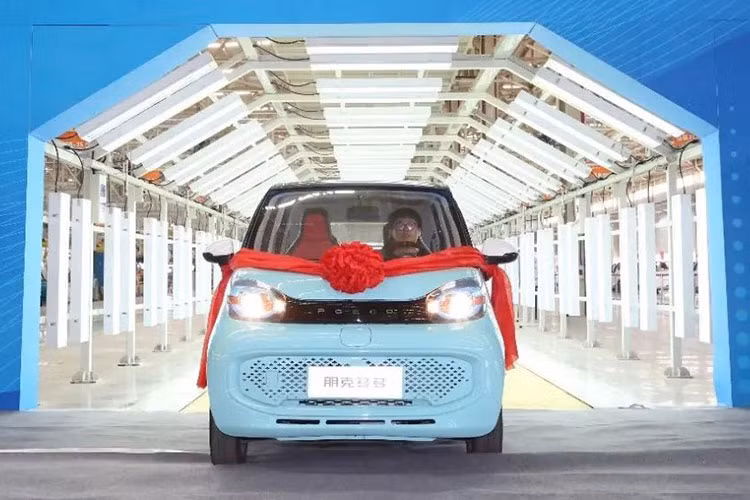 Phiên bản xe cấp thấp có lắp cụm pin 10,3 kWh, cung cấp phạm vi di chuyển 128 km theo NEDC, trong khi bản cao cấp có cụm pin 14,5 kWh, tương đương phạm vi di chuyển 178 km theo NEDC. Pocco Duoduo giá rẻ sẽ có 4 màu ngoại thất bao gồm xanh pha lê, cam rực rỡ, xanh ngọc, và trắng ngọc trai.