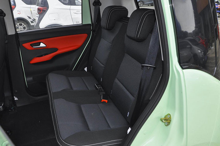 Đối với các trang bị tiện ích, tất cả các bản xe đều sẽ có đèn pha điều chỉnh độ cao, bảng đồng hồ màn LCD, màn hình điều khiển trung tâm, và điều hòa. Hơn nữa, các tính năng tiêu chuẩn khác còn có lái trợ lực, cổng sạc USB, và nhiều thứ khác.