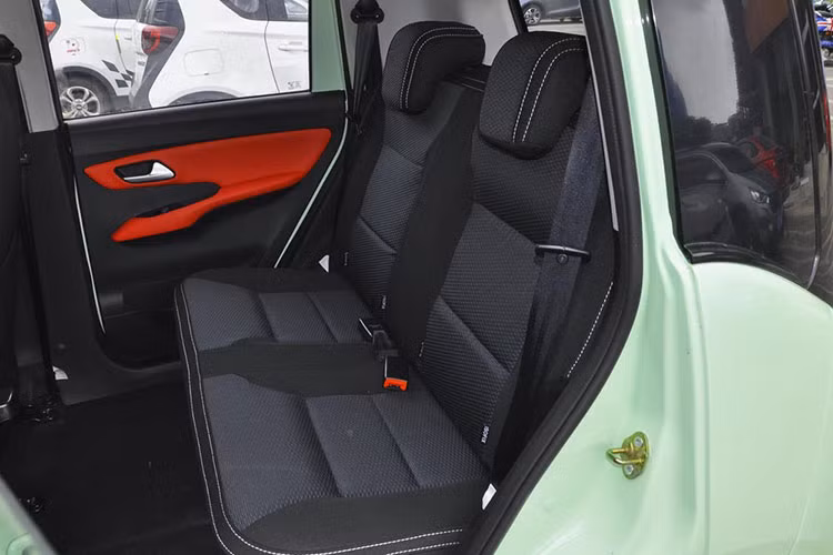 Đối với các trang bị tiện ích, tất cả các bản xe đều sẽ có đèn pha điều chỉnh độ cao, bảng đồng hồ màn LCD, màn hình điều khiển trung tâm, và điều hòa. Hơn nữa, các tính năng tiêu chuẩn khác còn có lái trợ lực, cổng sạc USB, và nhiều thứ khác.