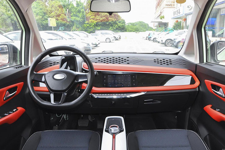 Một điểm đáng đề cập nữa là Pocco Duoduo áp dụng cách bố cục 5 cửa 4 chỗ, và hàng ghế sau có thể gập phẳng để tăng không gian chứa hành lý lên tối đa 987 lít. Pocco sử dụng phương thức này để có thể tối đa hóa không gian trong xe khi cần.