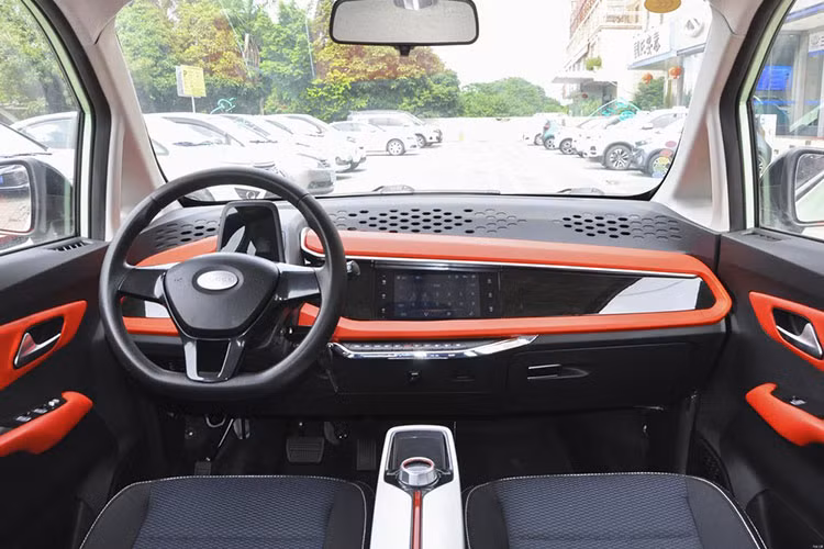 Một điểm đáng đề cập nữa là Pocco Duoduo áp dụng cách bố cục 5 cửa 4 chỗ, và hàng ghế sau có thể gập phẳng để tăng không gian chứa hành lý lên tối đa 987 lít. Pocco sử dụng phương thức này để có thể tối đa hóa không gian trong xe khi cần.