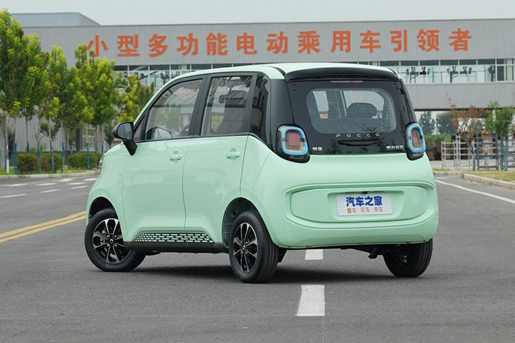 Mẫu xe điện bé nhỏ này còn áp dụng thiết kế thân vỏ hai màu ở bên sườn, mang lại cảm giác thời trang nhất định. Nó cũng có thiết kế ma trận không đồng đều ở phía dưới hai bên. Trên mặt kích thước, Pocco Duoduo có chiều dài, chiều rộng, và chiều cao lần lượt là 3325/1500/1588 mm, và trục cơ sở rộng rãi là 2275 mm. Cổng sạc điện của xe được đặt ở vị trí dưới lưới tản nhiệt trước.