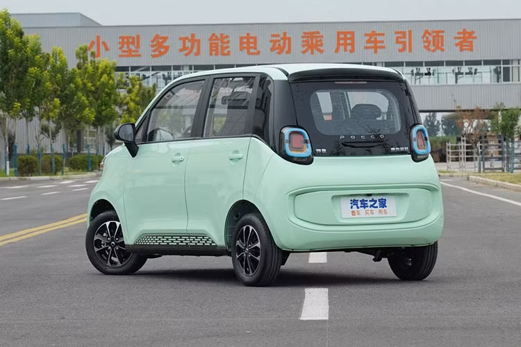 Mẫu xe điện bé nhỏ này còn áp dụng thiết kế thân vỏ hai màu ở bên sườn, mang lại cảm giác thời trang nhất định. Nó cũng có thiết kế ma trận không đồng đều ở phía dưới hai bên. Trên mặt kích thước, Pocco Duoduo có chiều dài, chiều rộng, và chiều cao lần lượt là 3325/1500/1588 mm, và trục cơ sở rộng rãi là 2275 mm. Cổng sạc điện của xe được đặt ở vị trí dưới lưới tản nhiệt trước.