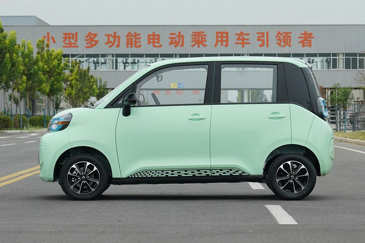 Ở phương diện ngoại hình, xe điện Pocco Duoduo 2021 áp dụng phong cách giản dị và dễ thương, tổng thể tròn trịa và tinh tế. Nó cũng có màu sắc thân xe tươi sáng chất thể thao, làm cho chiếc xe có một tính cách trẻ trung và năng động. Ở phía trước, nó có một lưới tản nhiệt khép kín phù hợp với đèn pha hình bầu dục.