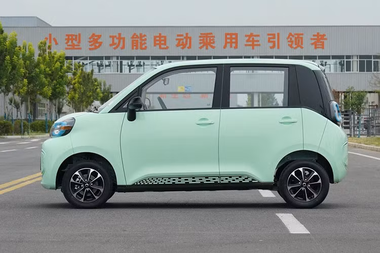 Ở phương diện ngoại hình, xe điện Pocco Duoduo 2021 áp dụng phong cách giản dị và dễ thương, tổng thể tròn trịa và tinh tế. Nó cũng có màu sắc thân xe tươi sáng chất thể thao, làm cho chiếc xe có một tính cách trẻ trung và năng động. Ở phía trước, nó có một lưới tản nhiệt khép kín phù hợp với đèn pha hình bầu dục.