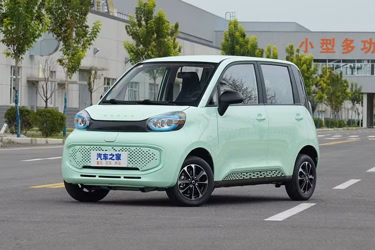 Xe điện đô thị tí hon là một phân khúc vô cùng hấp dẫn ở thị trường nội địa Trung Quốc, và giờ đây, phân khúc này đã đón nhận thêm một sản phẩm mới có tên gọi Pocco Duoduo 2021 mới. Mẫu xe này được cung cấp ba biến bản với giá dao động từ 26.800 – 39.800 nhân dân tệ (khoảng 95 – 140 triệu đồng).