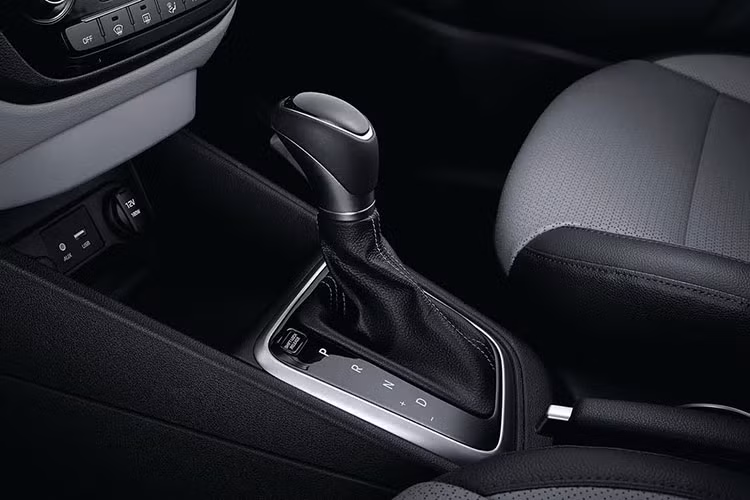 Accent 2018 được trang bị động cơ Kappa 1.4L MPI cho công suất tối đa 100 mã lực tại 6.000 vòng/phút cùng Mo-men xoắn cực đại 132Nm tại 4.000 vòng/phút. Động cơ được tinh chỉnh với thiết kế van nạp, van xả mới điều chỉnh thời điểm đóng mở thông minh, giúp tăng cường áp lực khí nén vào động cơ, nâng cao công suất mà vẫn đảm bảo độ bền bỉ và tiết kiệm nhiên liệu cho xe.