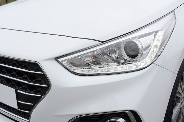 Sở hữu thiết kế “Điêu khắc dòng chảy 2.0” của Hyundai, Accent 2018 thể thao hơn với lưới tản nhiệt dạng “thác nước” mới (Cascading Grill) đi cùng 2 bên lưới tản nhiệt là đèn LED định vị ban ngày Day-time Running Light. Cụm đèn Projector cho cả 2 chế độ pha-cos kết hợp đèn hỗ trợ chiếu góc SBL làm tăng hiệu quả chiếu sáng.