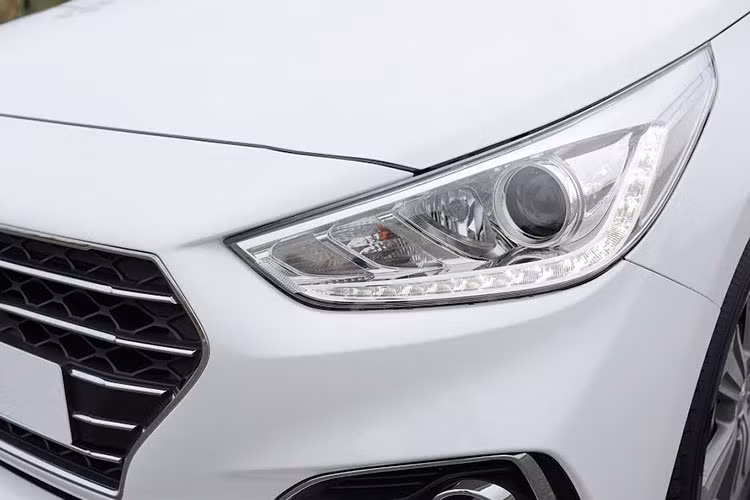 Sở hữu thiết kế “Điêu khắc dòng chảy 2.0” của Hyundai, Accent 2018 thể thao hơn với lưới tản nhiệt dạng “thác nước” mới (Cascading Grill) đi cùng 2 bên lưới tản nhiệt là đèn LED định vị ban ngày Day-time Running Light. Cụm đèn Projector cho cả 2 chế độ pha-cos kết hợp đèn hỗ trợ chiếu góc SBL làm tăng hiệu quả chiếu sáng.