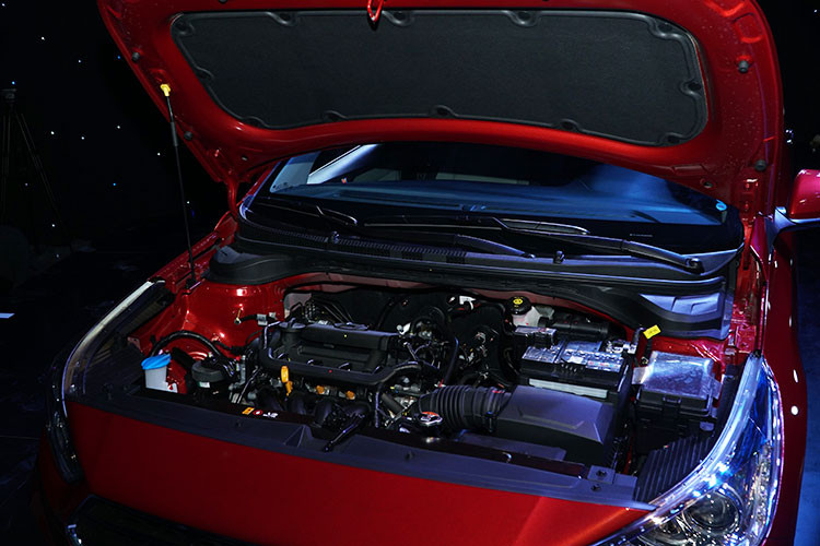 Accent 2018 hoàn toàn mới có 2 lựa chọn hộp số: Hộp số tự động 6 cấp mới được áp dụng tỷ số truyền mới mang đến khả năng chuyển số mượt mà và tối ưu cho việc tiêu hao nhiên liệu. Lựa chọn nữa là hộp số sàn 6 cấp cho khả năng chuyển số nhẹ nhàng cùng tiết kiệm nhiên liệu tối đa, đem đến sự thú vị cho người lái.