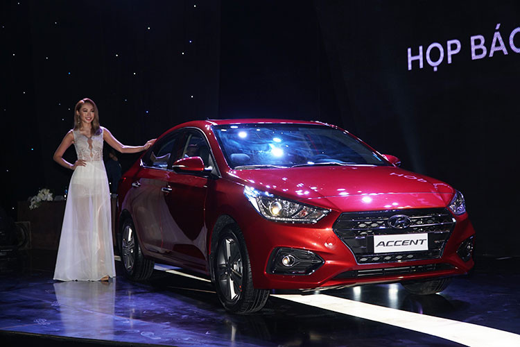 Hyundai Thành Công vừa chính thức giới thiệu đến thị trường Việt Nam mẫu xe Hyundai Accent 2018 thế hệ hoàn toàn mới. Xe được lắp ráp tại Nhà máy Hyundai Thành Công Ninh Bình. Đây là sản phẩm tiếp theo, minh chứng cho những nỗ lực của thương hiệu ôtô Hàn Quốc trong việc mang tới thị trường Việt Nam những sản phẩm mới nhất, phù hợp nhất với người tiêu dùng.