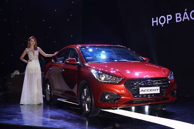 Hyundai Thành Công vừa chính thức giới thiệu đến thị trường Việt Nam mẫu xe Hyundai Accent 2018 thế hệ hoàn toàn mới. Xe được lắp ráp tại Nhà máy Hyundai Thành Công Ninh Bình. Đây là sản phẩm tiếp theo, minh chứng cho những nỗ lực của thương hiệu ôtô Hàn Quốc trong việc mang tới thị trường Việt Nam những sản phẩm mới nhất, phù hợp nhất với người tiêu dùng.