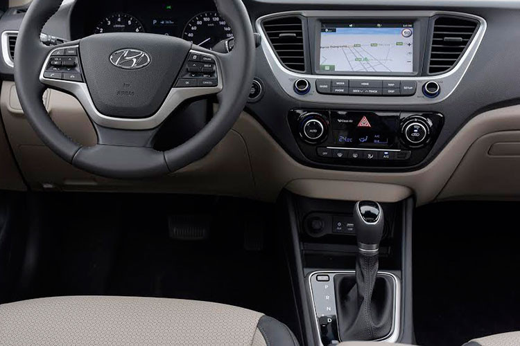 Khu trung tâm được bố trí theo chiều ngang, hợp lý đem đến một không gian khá thoáng với màn hình cảm ứng 7 inch tích hợp camera lùi. Cũng như những mẫu xe khác của Hyundai tại Việt Nam, Accent 2018 được trang bị hệ thống giải trí hỗ trợ Bluetooth/USB/Mp4/Radio/AUX với 6 loa cao cấp cùng kết nối Apple Car Play...