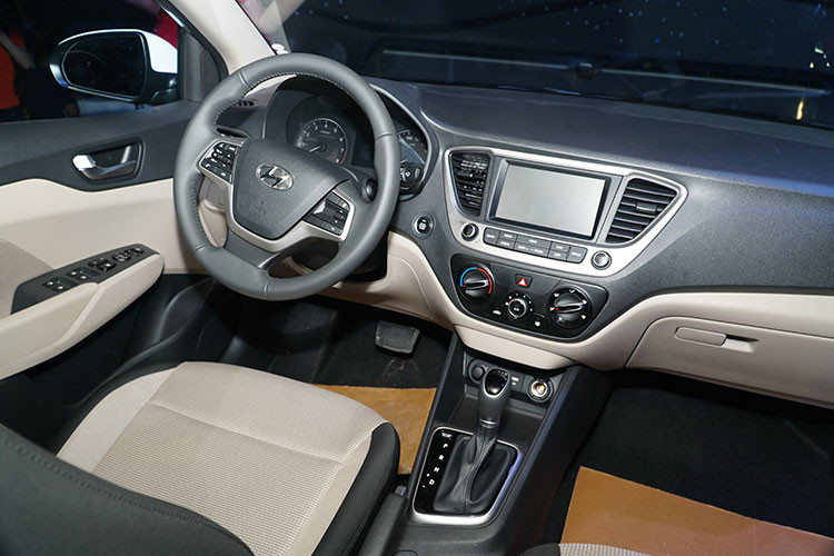 Bên trong nội thất của Accent cũng tiếp tục áp dụng triết lý HMI (Human Machine Interface) như người anh em Elantra hay Sonata khi hướng tới người lái với bảng điều khiển trực quan, dễ sử dụng kết hợp không gian rộng rãi cùng chất liệu chế tạo và trang bị công nghệ cao cấp.