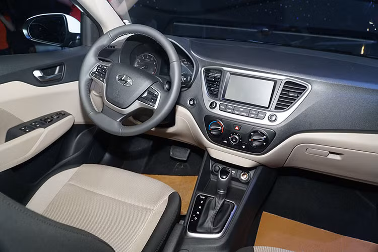 Bên trong nội thất của Accent cũng tiếp tục áp dụng triết lý HMI (Human Machine Interface) như người anh em Elantra hay Sonata khi hướng tới người lái với bảng điều khiển trực quan, dễ sử dụng kết hợp không gian rộng rãi cùng chất liệu chế tạo và trang bị công nghệ cao cấp.