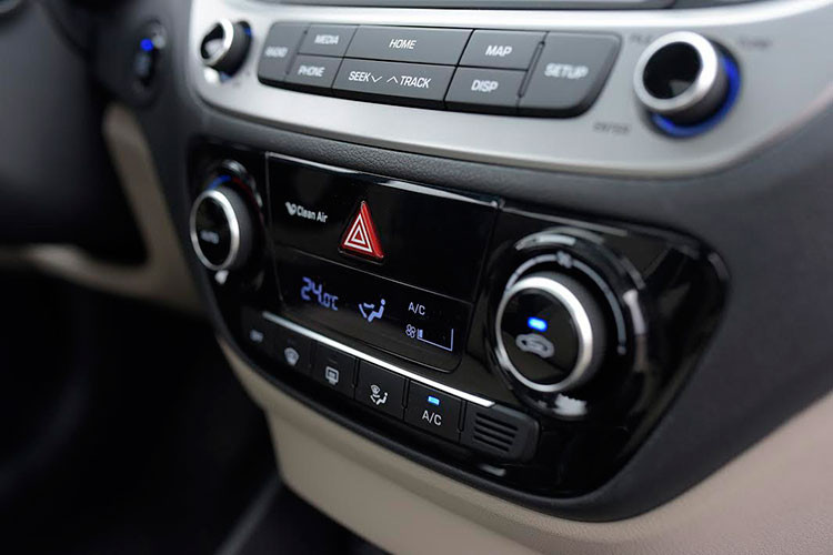 Xe vẫn sở hữu hệ thống dẫn đường của Hyundai phát triển riêng cho thị trường Việt Nam. Bên cạnh khả năng định vị, bản đồ trên xe còn cung cấp các thông tin tiện ích khác như điểm dịch vụ 3S, các công trình công cộng như trạm xăng, điểm dịch vụ,... Vô lăng xe bọc da cao cấp và tích hợp rất nhiều chức năng rảnh tay, điều khiển hành trình...