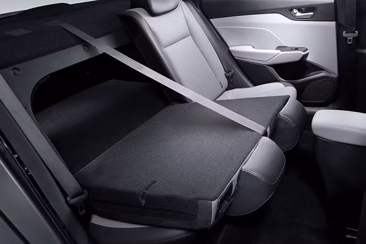 Các tiện nghi khác trên Accent 2018 có thể nhắc tới: như điều hòa tự động tích hợp khử Ion, cửa sổ trời, cổng sạc cho hàng ghế sau, ngăn chứa đồ tích hợp làm mát, đèn pha tự động, gạt mưa tự động, cốp sau điều khiển điện thông minh... sẵn sàng đem đến cho bạn một chiếc xe đầy đủ những tiện nghi cao cấp hàng đầu phân khúc.