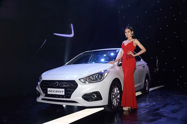 So sánh với thế hệ trước, Hyundai Accent phiên bản 2018 có thiết kế ngoại thất rộng hơn 29mm, dài hơn 70mm. Cụ thể, xe sở hữu kích cỡ Dài x Rộng x Cao lần lượt 4.440 x 1.729 x 1.460 (mm). Chiều dài cơ sở 2.600mm, tăng thêm 30mm. Những con số này mang đến cho Accent 2018 một không gian rộng rãi bậc nhất trong phân khúc.