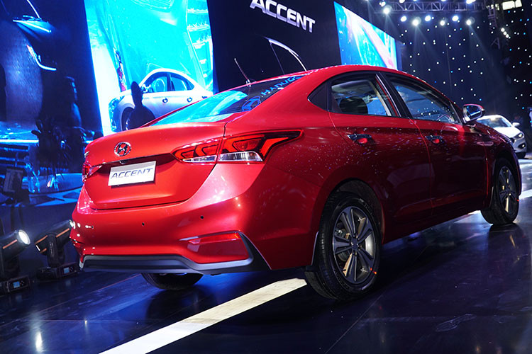 Phong cách thể thao của xe sedan Accent 2018 thế hệ hoàn toàn mới này còn thể hiện ở thiết kế khí động học với tấm hướng gió được hạ thấp ở phần mui, chỉ số cản gió của xe đạt 0.28Cd mang tới hiệu quả về việc giảm độ ồn cho xe cũng như khả năng tiết kiệm nhiên liệu.