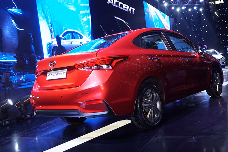 Phong cách thể thao của xe sedan Accent 2018 thế hệ hoàn toàn mới này còn thể hiện ở thiết kế khí động học với tấm hướng gió được hạ thấp ở phần mui, chỉ số cản gió của xe đạt 0.28Cd mang tới hiệu quả về việc giảm độ ồn cho xe cũng như khả năng tiết kiệm nhiên liệu.