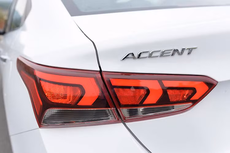Bên cạnh đó các đường gân dập nổi dọc thân xe, kết hợp cùng cụm đèn hậu LED 3D cá tính cũng làm tăng thêm vẻ lịch lãm cho Accent 2018. Ngoài ra, xe còn được ứng dụng công nghệ thép cường lực AHSS danh tiếng trong chế tạo thân xe với tỉ lệ 54.5% giúp chắc chắn hơn.