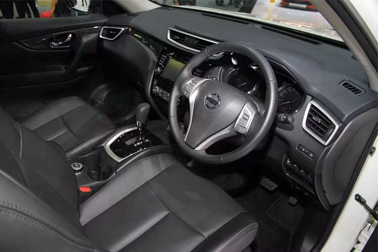 Bên trong, Nissan đã trang bị cho X-Trail X-Tremer tay lái 3 chấu với thiết kế thể thao, kèm theo lẫy chuyển số phía sau vô-lăng. Bảng táp-lô của xe cũng có một chút khác biệt nhẹ. Giữa bảng điều khiển trung tâm là hệ thống thông tin giải trí NissanConnectSM với màn hình cảm ứng 7 inch hỗ trợ tính năng định vị, sử dụng các ứng dụng điện thoại,...