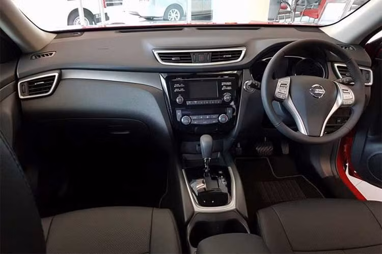 Các chi tiết khác được bọc bằng da Nappa cao cấp với màu đen sang trọng. Các trang bị cao cấp của xe gồm tay lái có sưởi, khởi động máy từ xa, gương hậu và ghế lái nhớ vị trí... Tùy từng bản trang bị, X-Trail X-Tremer sẽ có thêm các tính năng như hệ thống camera 360 độ, hỗ trợ đèn pha, cảnh báo giao thông phía sau và can thiệp làn đường thông minh.