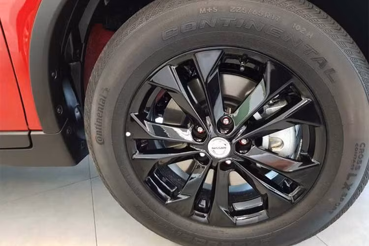 Thân xe của Nissan X-Trail bản cao cấp 2018 không có nhiều sự thay đổi, sở hữu nẹp màu đen trung với một số chi tiết ngoại thất. Xe vẫn sở hữu bộ mâm kích thước 17, 18 (giống như phiên bản cũ) và 19 inch với thiết kế mới tuy nhiên nó được sơn đen bóng đầy mạnh mẽ và cá tính.