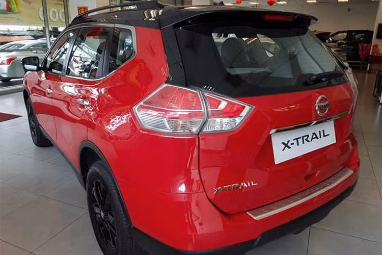 Các chi tiết mạ chrome cũng như tấm ốp bảo vệ gầm cản sau cũng được bổ sung... Trong đó, lưới tản nhiệt vẫn mang thiết kế lớn, tạo hình theo ngôn ngữ V Motion quen thuộc. Đèn ban ngày LED dạng boomerang đặc trưng. Đèn chiếu sáng và đèn hậu đều sử dụng công nghệ LED.