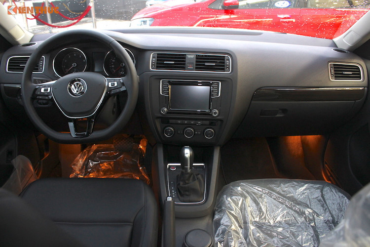 Thuộc thế hệ mới nhất, mẫu sedan Jetta phiên bản 2017 tại Việt Nam sở hữu nội thất khá sang trọng và tiện nghi với màn hình hệ thống thông tin giải trí cảm ứng 7 inch, kết nối Bluetooth, trình chiếu màn hình điện thoại hoặc tablet qua kết nối Mirror Link... cùng nhiều tiện ích hiện đại.