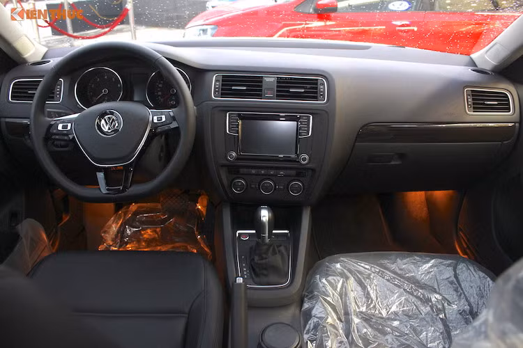 Thuộc thế hệ mới nhất, mẫu sedan Jetta phiên bản 2017 tại Việt Nam sở hữu nội thất khá sang trọng và tiện nghi với màn hình hệ thống thông tin giải trí cảm ứng 7 inch, kết nối Bluetooth, trình chiếu màn hình điện thoại hoặc tablet qua kết nối Mirror Link... cùng nhiều tiện ích hiện đại.